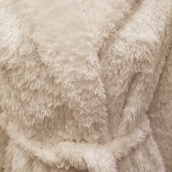 White Plush Robe - Picture 3 of 5